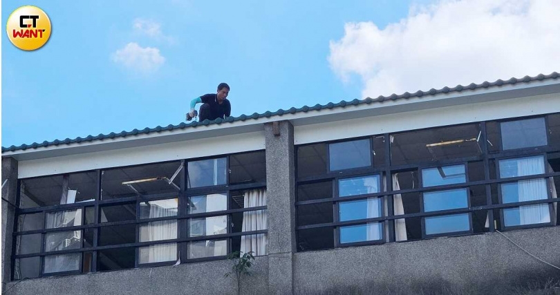 占用豪宅鄰地的校舍施工中,預計作為外師宿舍使用。(圖/報系資料照)