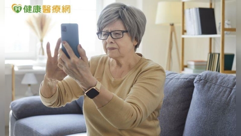 老花只是看近不清楚?專家破解2大迷思 矯正方式依用眼需求評估