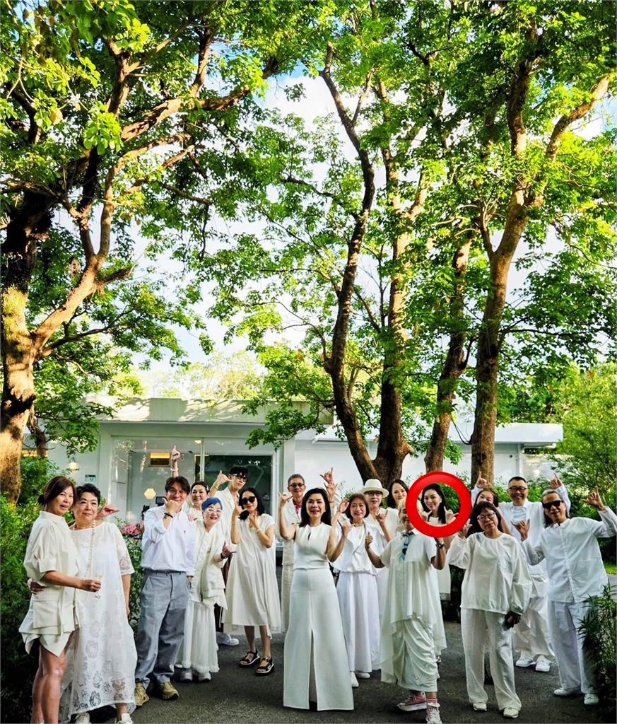 郭台銘捲緋聞疑雲後首同框!曾馨瑩「滿血復活」陪尪赴美 甜蜜合影曝