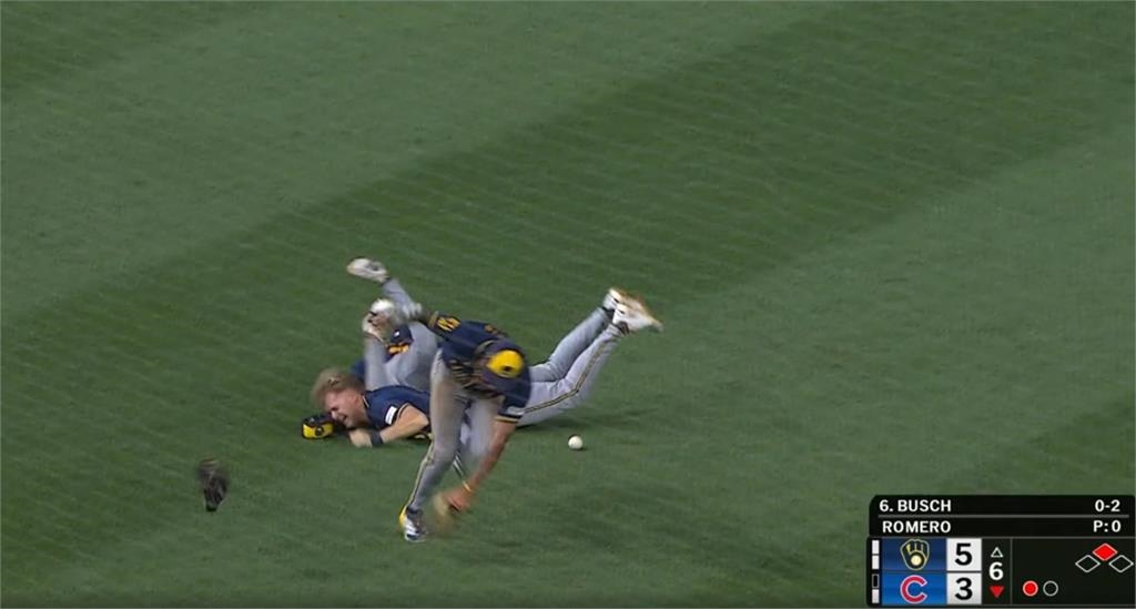 MLB(影)/三人相撞亂了一鍋粥!歐提茲倒地再起打出兩分砲鎖定勝利