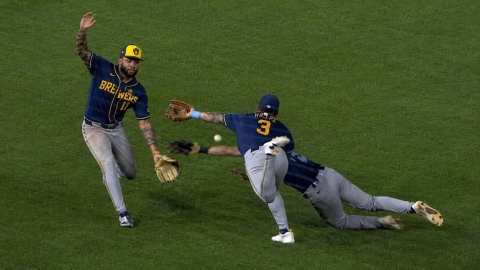 MLB(影)／三人相撞亂了一鍋粥！歐提茲倒地再起打出兩分砲鎖定勝利