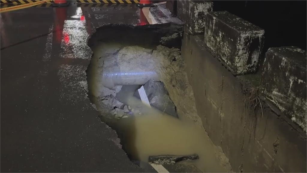 高雄大雨狂下2週! 大寮現「2米深天坑」 汽車閃不過陷入爆胎