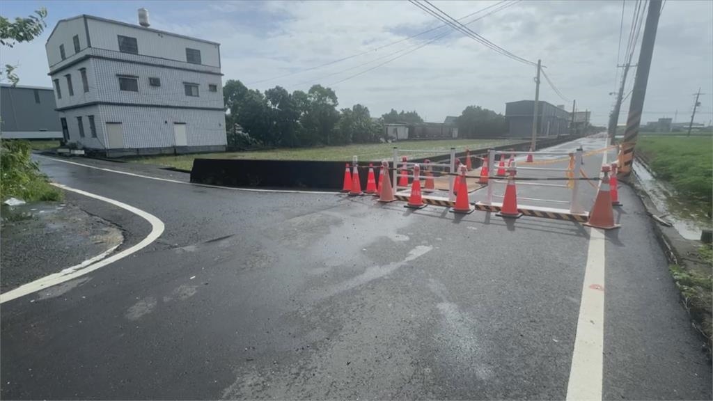 高雄大雨狂下2週! 大寮現「2米深天坑」 汽車閃不過陷入爆胎