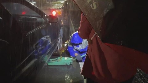 高雄大雨狂下2週！　大寮現「2米深天坑」　汽車閃不過陷入爆胎