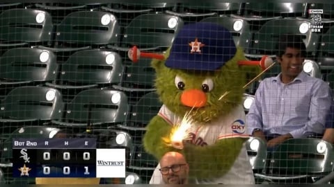 MLB(影)/很皮耶!太空人吉祥物場邊「磨球迷光頭」 球員場上「剃對手光頭」