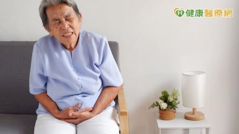 88歲嬤突右上腹劇痛!檢查揪「總膽管結石」阻塞 醫示警3大症狀