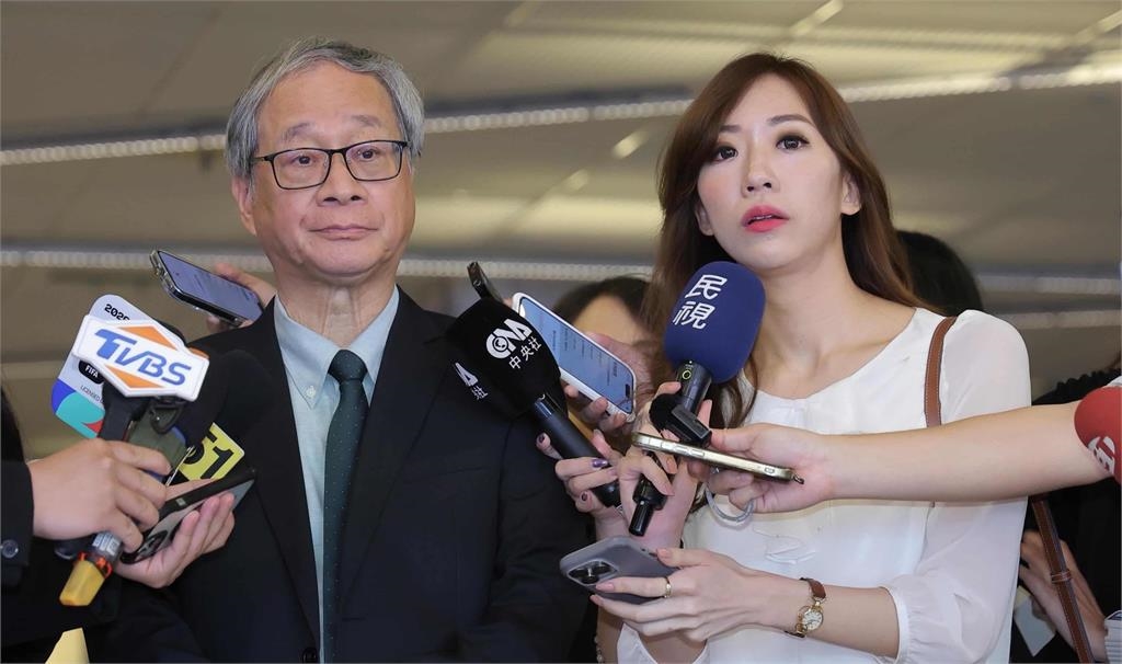 採訪沈伯洋「裸腿跪地太敬業」暴紅!民視正妹主播「玩火辣照被挖出」逼瘋網:很誇張