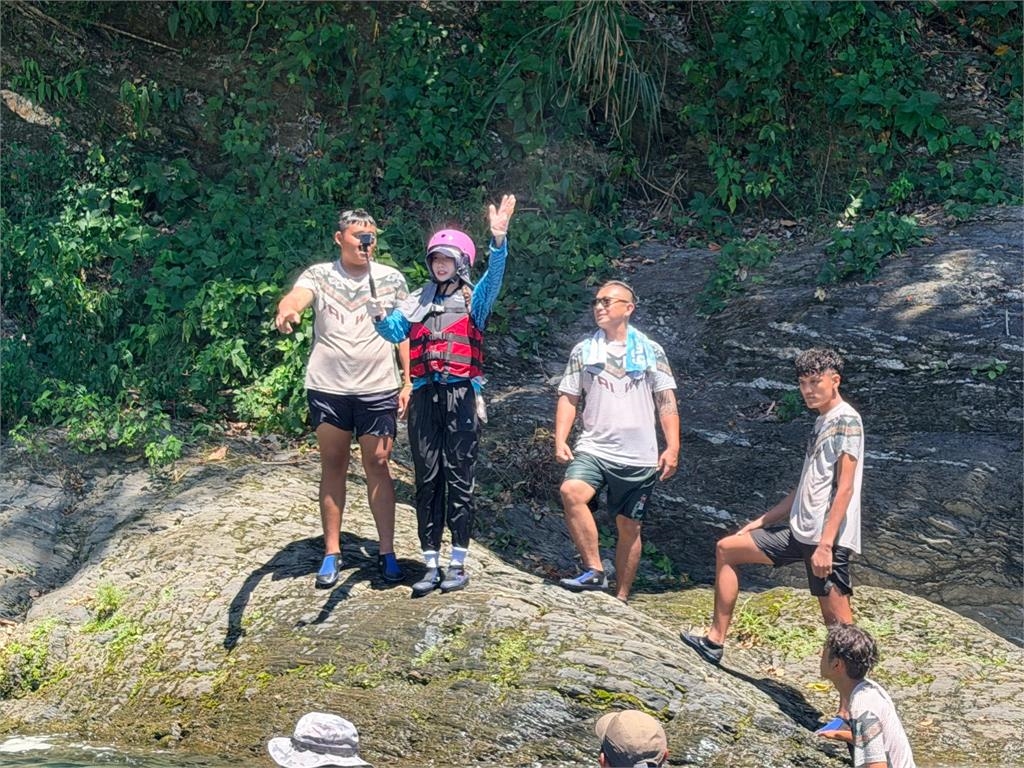 李雅英南澳祕境體驗跳水!救援小隊蜂擁而上托舉浮出水面