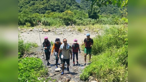 李雅英南澳祕境體驗跳水!救援小隊蜂擁而上托舉浮出水面
