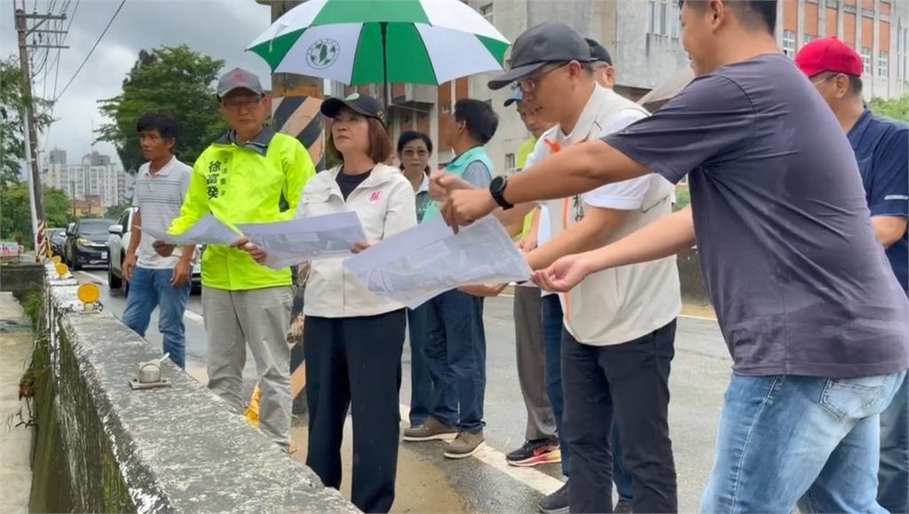 屏東大雨狂下"水淹看不清路" 黑豬水中游快滅頂