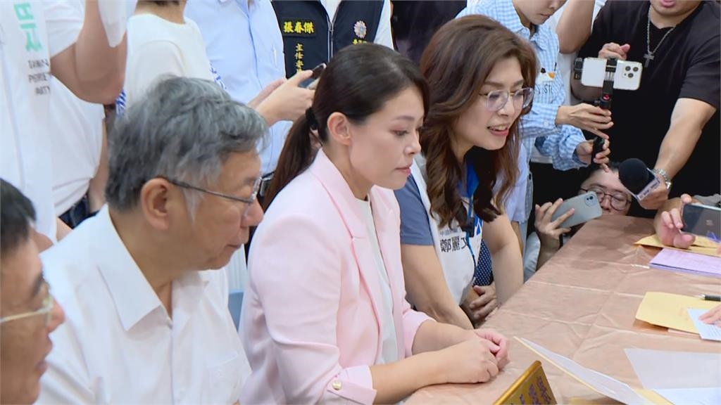 柯文哲才堅定嗆:不會跟鄭麗文多說!下秒態度大轉變⋯同框暢聊電子手環