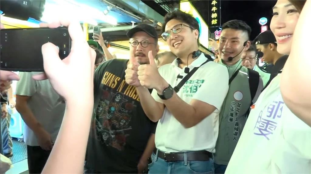 沈伯洋夜市拜票「正妹記者裸膝跪石子地」暴紅!身真遭挖「竟是民視主播」網驚:超敬業