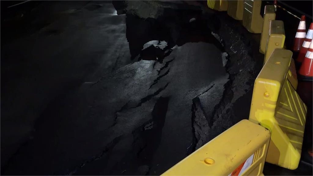高雄連日大雨土壤流失! 燕巢往尖山道路再現天坑「封閉一半車道」