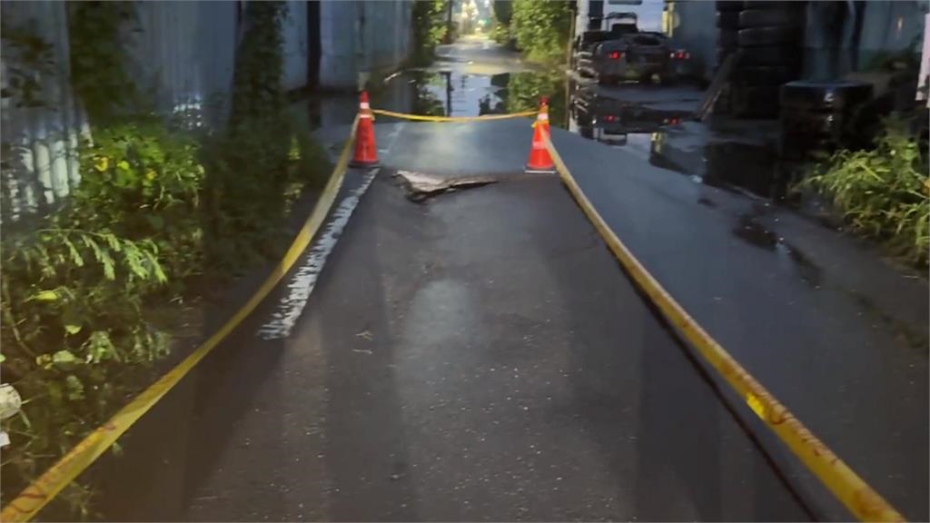 高雄連日大雨土壤流失! 燕巢往尖山道路再現天坑「封閉一半車道」
