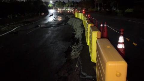 高雄連日大雨土壤流失! 燕巢往尖山道路再現天坑「封閉一半車道」