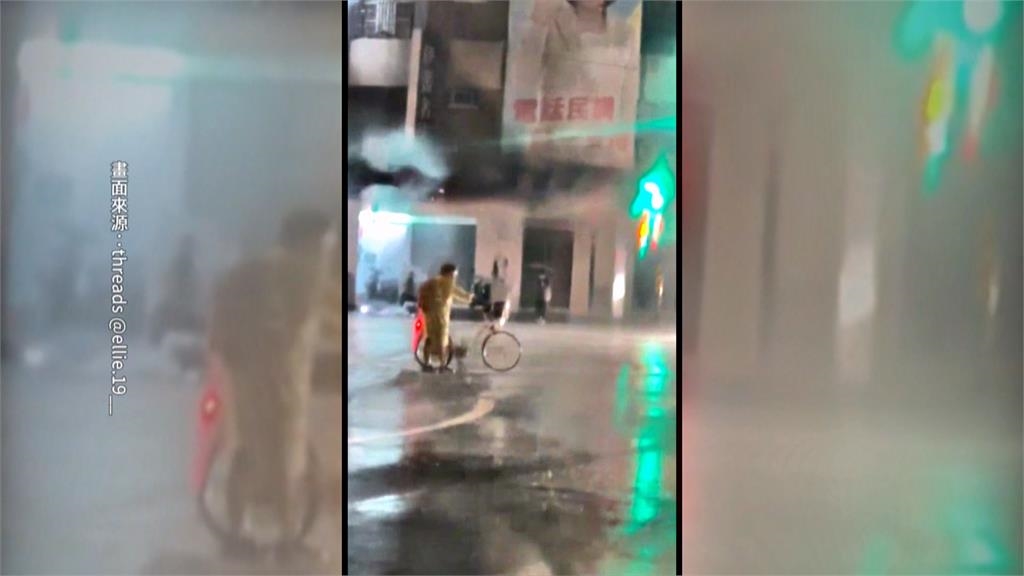 三角錐被吹倒！小弟弟經過"冒雨擺好"　網友大讚：好孩子