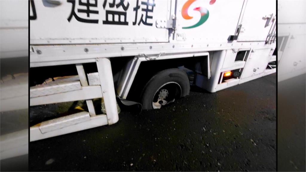 三角錐被吹倒！小弟弟經過"冒雨擺好"　網友大讚：好孩子
