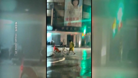 三角錐被吹倒!小弟弟經過"冒雨擺好" 網友大讚:好孩子