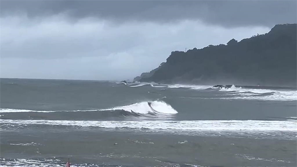 西子灣掀4米浪高 學生騎車行經遭襲 笑稱:被「海」扁
