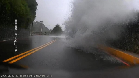 西子灣掀4米浪高　學生騎車行經遭襲　笑稱：被「海」扁