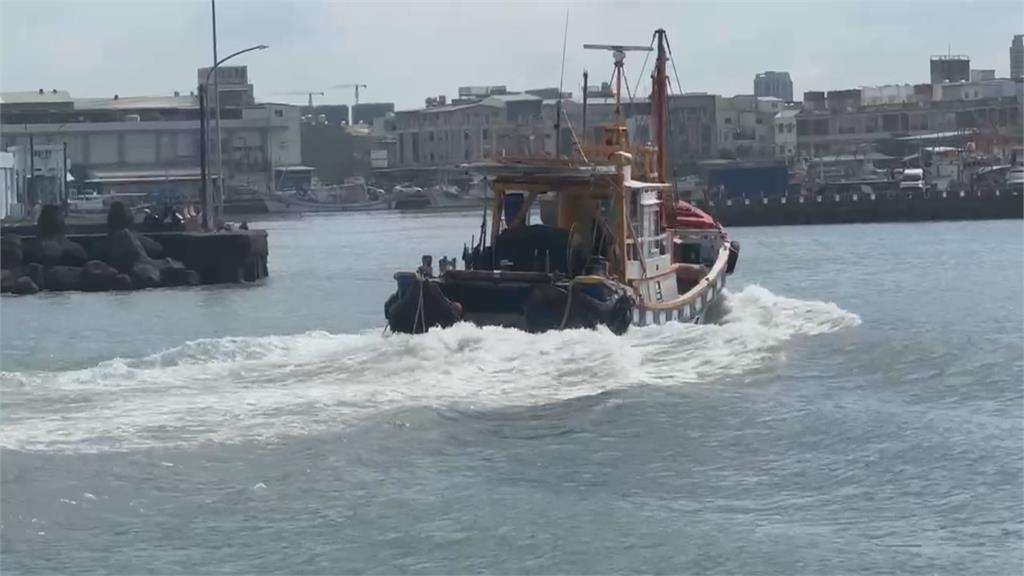 高雄蚵仔寮漁港外海掀4米巨浪 漁民搏命出海 船隻險翻覆