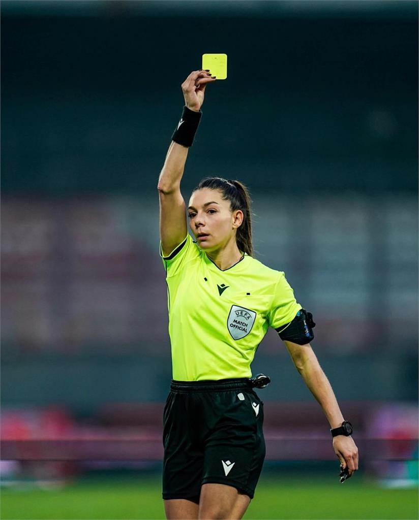 運動美女(影)／小心被她發黃牌！西班牙FIFA美女裁判擁一身分「超狂二刀流」曝光