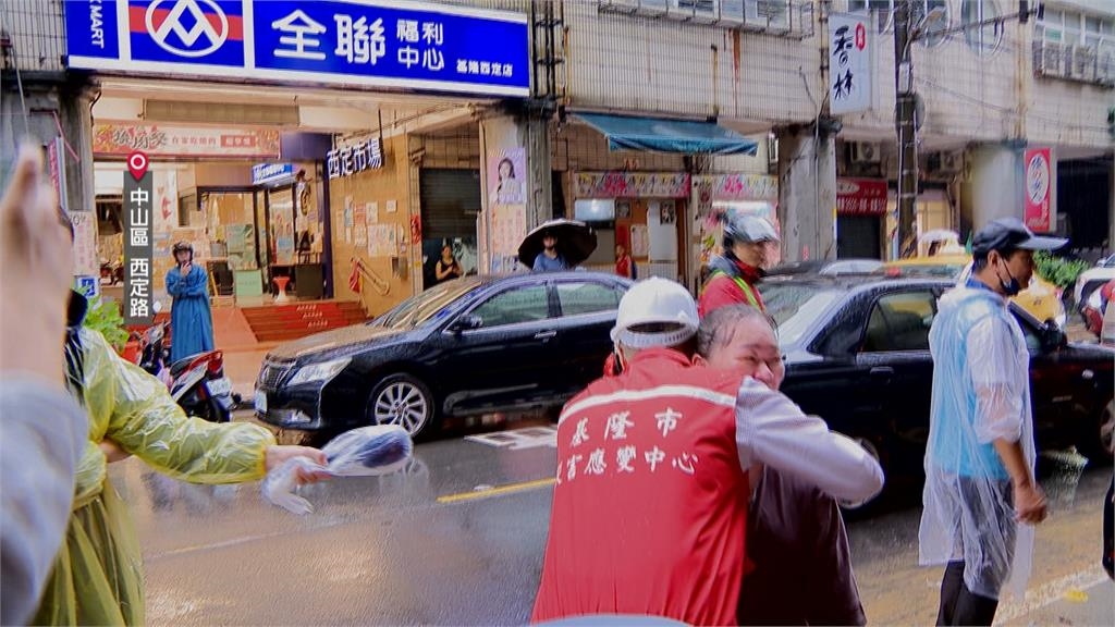 豪雨炸基隆！基金一路成泥河　大武崙溪暴漲溢堤
