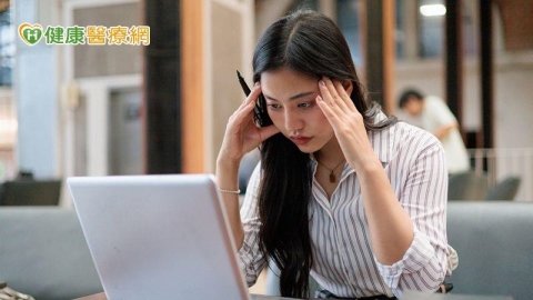 35歲女工作到一半突然天旋地轉!檢查正常 竟是前庭性偏頭痛作祟