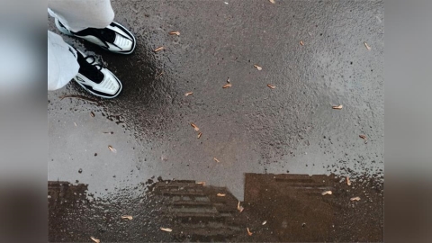 雨天鞋濕別慌!6大極速乾鞋技巧 不傷鞋又能除臭