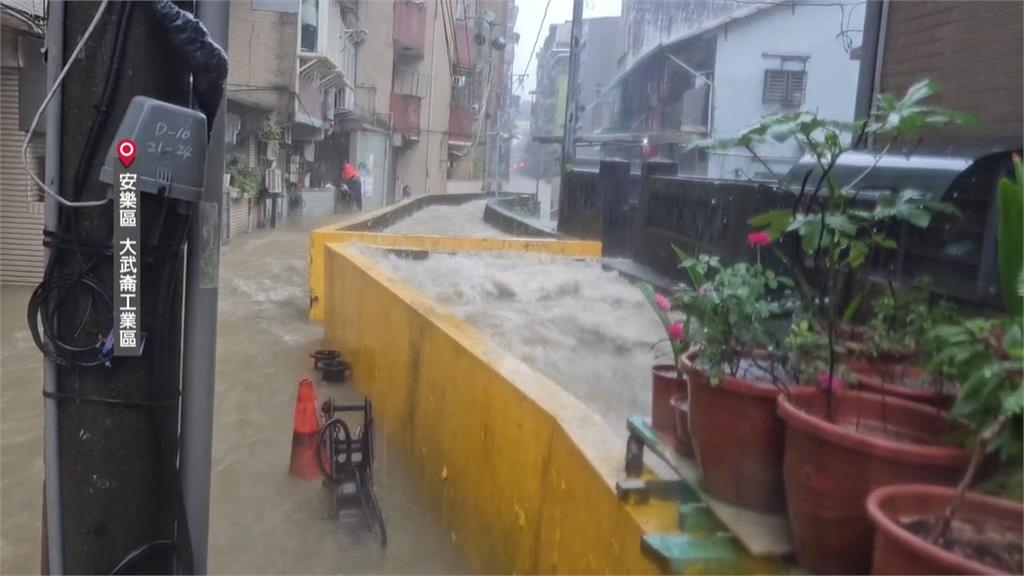 雨炸基隆!基金一路成泥河「車險滅頂」 大武崙溪暴漲溢堤