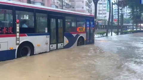 雨炸基隆！基金一路成泥河「車險滅頂」　大武崙溪暴漲溢堤