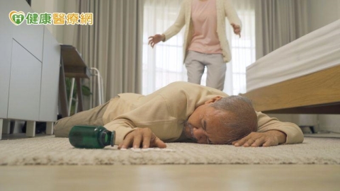 突手腳沒力別「躺著等等看」!醫籲出現FAST快就醫 捨近求遠恐誤搶救