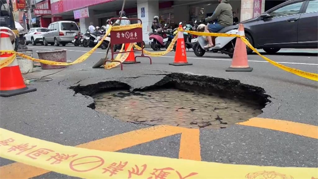 連日大雨! 南部現機車坐墊換新潮 部分道路崩塌急補救