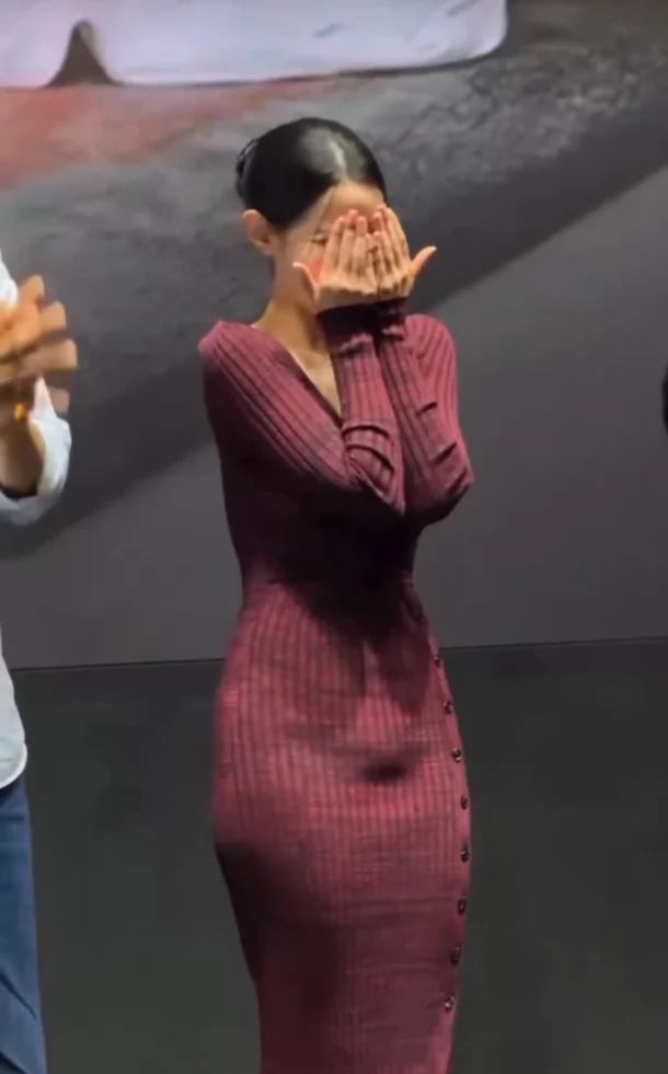 女星貼身洋裝出現「神祕凸出的一大包」！尷尬畫面雙手狂遮網炸鍋