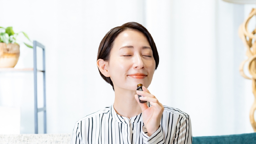 彎腰低頭讓肩胛背部緊繃不舒服?久坐辦公別忽略:從胸廓伸展到芳香按摩建立放鬆習慣