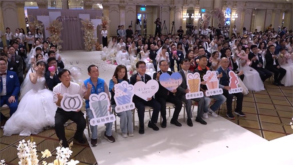新北聯合婚禮「百對新人完婚」 侯友宜化身主婚人喊話催生