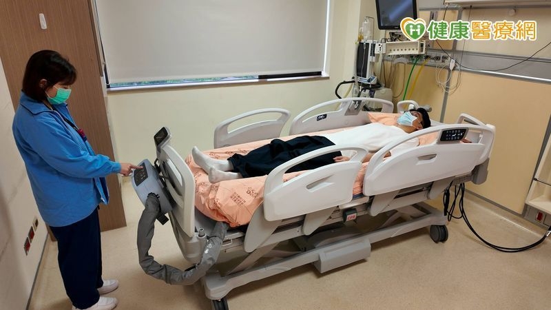 重症患者一次翻身需多人協助!臺大導入自動翻身氣墊床 盼緩解護理負擔