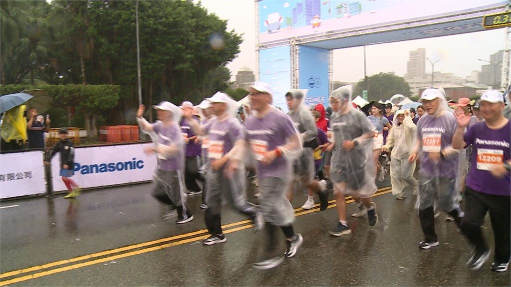 「台北城市路跑賽」開跑! 逾萬名跑者齊聚凱道響應