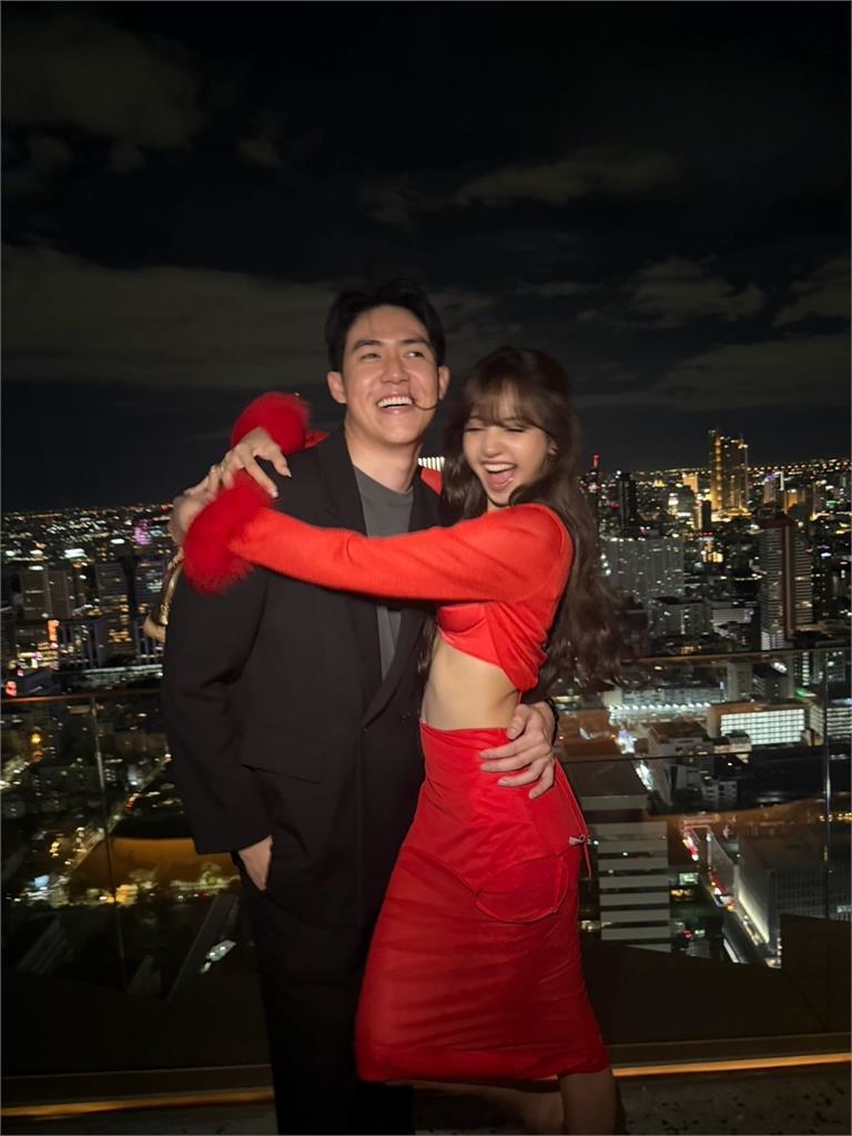Lisa認偷戀愛「才爆見家長」身邊又換人?深夜「摟脖前男團成員」畫面流出