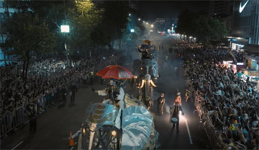 士林爆人潮!萬人搶看《大象來了》綿延逾2街區 民眾怨「動線癱瘓」傳意外
