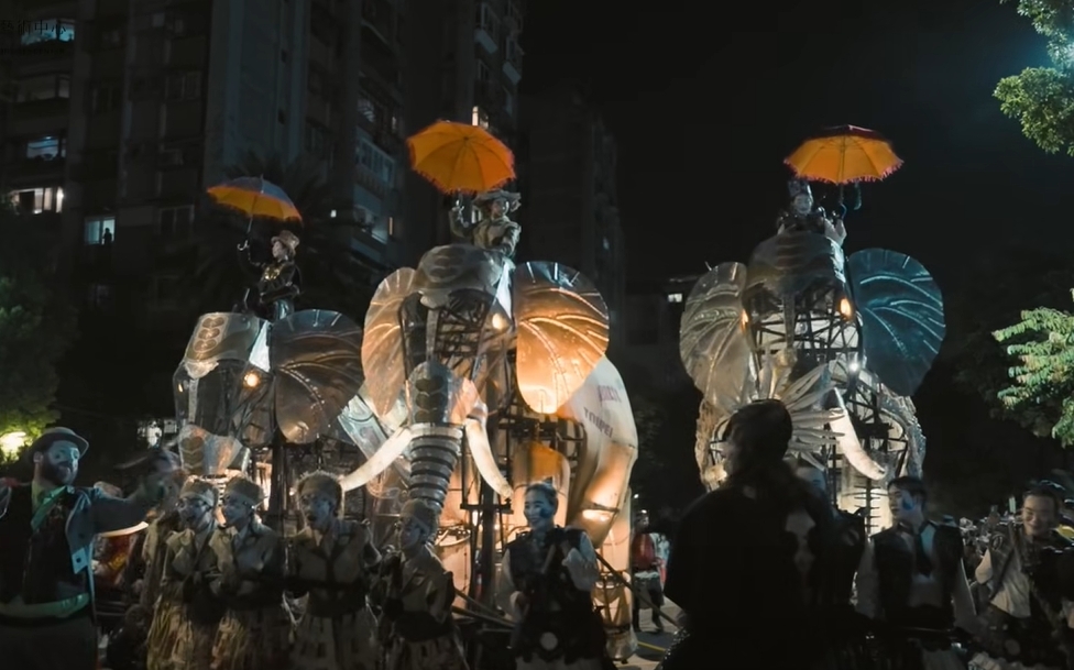 士林爆人潮!萬人搶看《大象來了》綿延逾2街區 民眾怨「動線癱瘓」傳意外