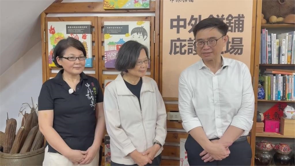 挺公益！　賴瑞隆.蔡英文赴左營庇護工場　體驗手作棋餅　加碼下訂300盒