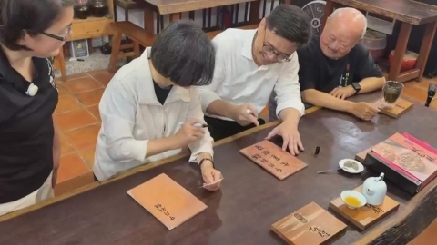 挺公益！　賴瑞隆.蔡英文赴左營庇護工場　體驗手作棋餅　加碼下訂300盒