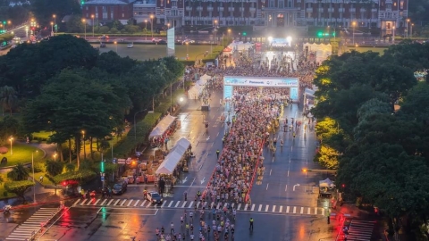 綜合/大雨澆不熄熱情!Panasonic台北城市路跑賽「YOYO家族」領萬人出發