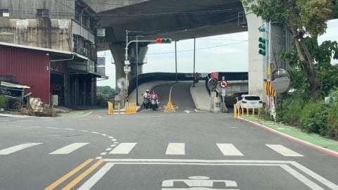 離譜!南投綠美橋禁汽車通行 駕駛仍逆向硬闖壓上人行道