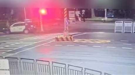 北市警方今天凌晨獲報後趕往大安森林公園找尋電子手環。（圖／翻攝畫面）