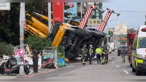 驚魂一瞬!彰化大型吊車壓破路面側翻 直撞台酒營業所幸無人傷