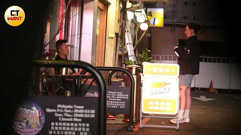 女友和林曜晟在餐廳外面聊天。(圖/本刊攝影組)