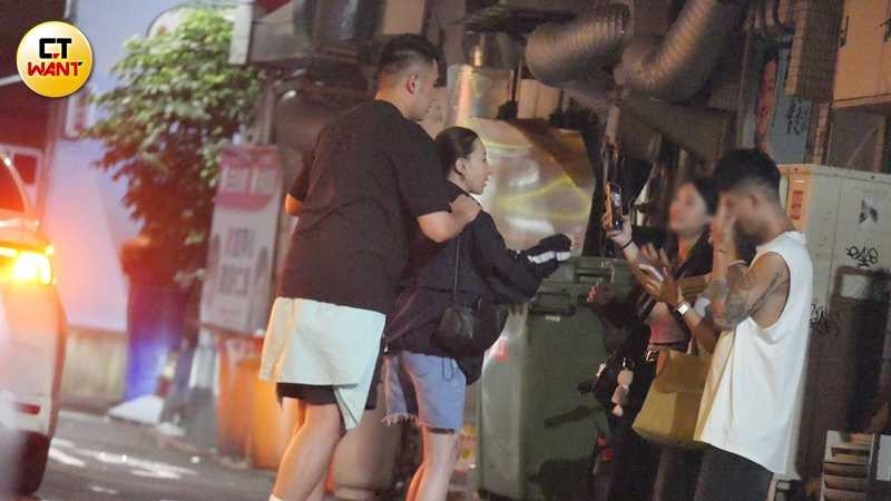 林曜晟將手搭在女友肩上與友人閒聊,看得出女友應該有點茫了。(圖/本刊攝影組)