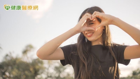 上班族久盯螢幕傷眼!中醫:視覺與2器官亦有關 10大食材助力眼力守護